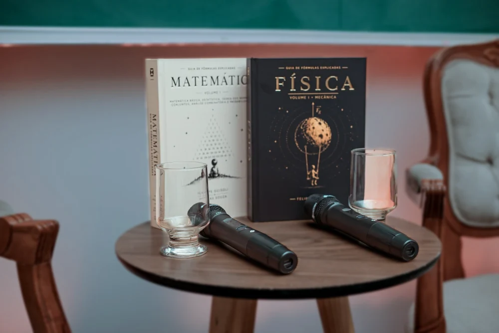 Os dois volumes sobre a mesa do bate-papo, ao lado dos microfones