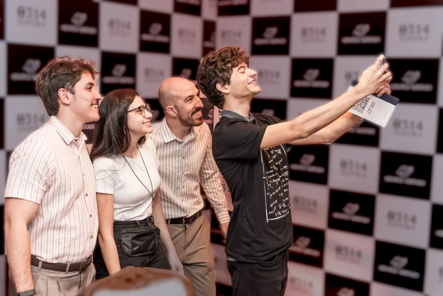 Leitores tirando selfie com os autores
