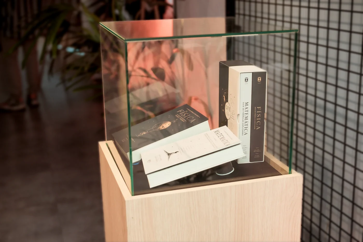 O Box do GFE exposto numa vitrine de vidro na noite de lançamento
