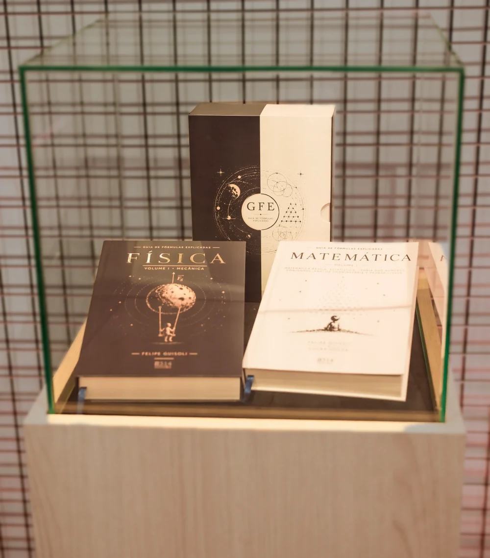 O Box e os dois volumes numa vitrine de vidro sobre pedestal